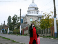 Cum arată palatele romilor din Moldova. Un bulibaşă şi-a făcut o copie a Capitoliului, apoi a abandonat-o