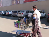 Speriați de restricții, românii au luat cu asalt magazinele și farmaciile. ”Nu se știe ce vremuri vin”