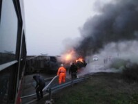 Tir cuprins de flăcări, după ce a fost lovit de tren în județul Timiș. VIDEO