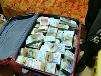 Teancuri de bani au fost descoperite la un bărbat prins de Poliție în Capitală. Cu ce se ocupa acesta