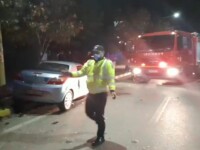 Ciocnire între două autoturisme, pe o stradă din Moreni. Ambii şoferi au fost răniţi