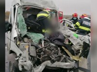 Impact violent pe A1: șofer rămas încarcerat după ce a intrat cu autoutilitara într-un camion