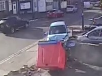 VIDEO. Un șofer a făcut accident de 6 ori într-un minut. A lovit 3 mașini și a doborât ziduri