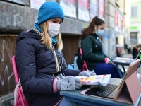 O adolescentă din Italia protestează zilnic în faţa şcolii pentru a cere redeschiderea