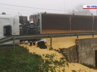 Un TIR încărcat cu 20 de tone de porumb s-a răsturnat pe o șosea din Bihor