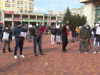 Zeci de oameni au protestat în Argeș, după ce au stat luni întregi în șomaj tehnic