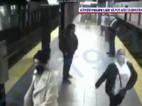 VIDEO. Momentul în care o tânără este împinsă pe șinele de metrou, în New York