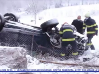 O șoferiță din Cluj s-a răsturnat cu mașina din cauza zăpezii și a lovit o conductă de gaz