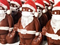 Moș Crăciun din ciocolată cu mască, ideea de succes a unui cofetar în vremea coronavirusului
