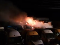 Incendiu puternic într-un parc auto din județul Buzău. 27 de autoturisme s-au făcut scrum
