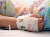 Un copil din Mureș a murit, după ce s-a infectat cu noul coronavirus. Câte decese s-au înregistrat în ultimele 24 de ore