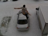 Un bărbat din Rusia a fost filmat cum cade de la etaj peste o mașină parcată