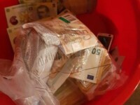 Zeci de kilograme de aur și un milion de euro, ținut în găleți și ligheane, găsite la polițiștii de la Permise din Suceava