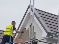 VIDEO. Momentul în care un muncitor distruge 2 case cu un ciocan, după ce nu ar mai fi fost plătit