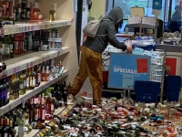 O femeie din Anglia a spart 500 de sticle de alcool într-un supermarket. Pagubele se ridică la 130.000 de dolari