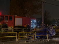 Grav accident produs în Capitală. Un șofer băut s-a răsturnat cu mașina pe linia de tramvai