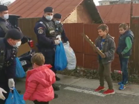 Jandarmii au luat locul ajutoarelor lui Moș Nicolae și au împărțit cadouri în Bacău