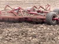 Seceta extremă din Moldova amenință culturile. Un fermier a rupt semănătoarea în bolovani