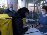 Restricțiile au aglomerat firmele de curierat. Curierii nevaccinați fac cozi la intrările în mall-uri