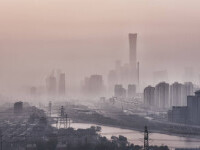 GALERIE FOTO Imagini incredibile din Beijing. Poluarea a învăluit orașul, iar vizibilitatea a fost redusă sever