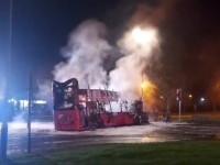 VIDEO. Un autobuz dintr-o suburbie a oraşului Belfast a fost deturnat şi incendiat