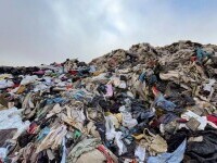 Un munte de haine a apărut în deșertul Atacama. 39.000 de tone ajung anual acolo. GALERIE FOTO