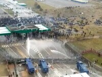 Forțele poloneze au folosit tunurile cu apă pentru a îndepărta migranții de la granița cu Belarus. VIDEO