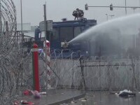 Tunuri cu apă și clipe dramatice la granița Polonia-Belarus: “Uneori apa e acidă, ca să-ți irite ochii și să te înece\