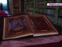 Biblioteca Batthyaneum din Alba Iulia poate fi vizitată. Atracția principală a fost scrisă cu cerneală de aur