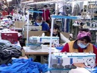 Producția de confecții de la marile branduri s-a mutat în România, din cauza crizei din China. Fabricile nu mai fac față