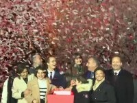 A fost inaugurat iluminatul de sărbători în centrul Parisului, pe Champs-Élysées, cu public