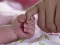 Fetița înjunghiată de tată, la Roman, a fost externată. Sora ei murise după câteva ore de la atac