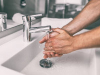Cum să ne spălăm corect pe mâini și când trebuie să o facem
