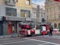 Intervenție pe Calea Victoriei. Cade tencuiala de pe un bloc. VIDEO