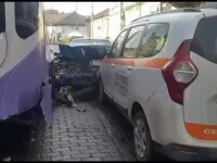 Accident grav în Timișoara. O ambulanță privată, un tramvai și un autoturism s-au ciocnit