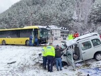 Un autoturism a derapat și a intrat într-un autobuz, în județul Sibiu. Două femei au murit. Momentul a fost filmat