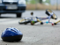 Copil aflat pe o bicicletă fără frâne, accidentat în Vaslui. A intrat într-o mașină cu varză