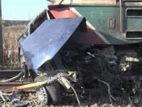 Bărbat decedat după ce mașina lui a fost lovită de tren, la Bacău. Locomotiva a târât-o 400 de metri