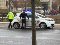 Doi polițiști locali din Cluj au lăsat mașina cu girofarul pornit la fast-food. „Operațiune specială de umplere a burților”