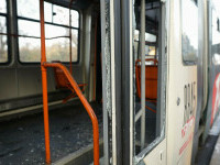 Accident pe bulevardul 1 Decembrie din Capitală, între două tramvaie şi o maşină. Două persoane au ajuns la spital