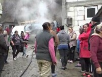 Un incendiu a mistuit garajul unei case din Argeș. Copiii familiei se aflau deasupra acestuia