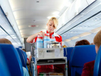 Sticlele de apă și laptopurile, permise din nou în cabina avioanelor. Marea Britanie ridică restricțiile