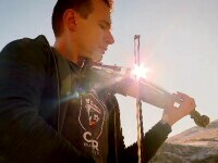 Povestea lui Alexandru Tomescu, violonistul român care aduce muzica marilor clasici în munții Bucegi