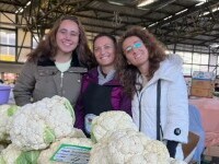 Un lider de generație. Povestea Dianei Necula, olimpica din Buzău studentă la medicină care continuă să vândă legume în piață