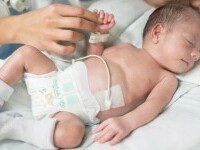(P) Pampers continuă să fie alături de micii luptători prin donația de scutece Pampers special concepute pentru prematuri