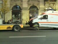 Accident grav în București. O ambulanță care transporta un pacient a lovit din plin o mașină care i-a tăiat calea