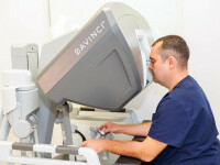 (P) Un octogenar a fost operat robotic pentru o hernie hiatală gigantă. Dr Silviu Makkai: „Riscurile justificau abordarea”
