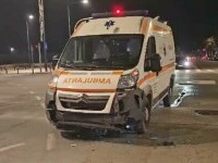 Ambulanță cu o pacientă, accident în Constanța. Mașina care a lovit-o s-a oprit într-un copac