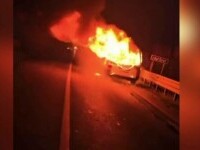 O mașină a luat foc din senin pe o șosea din Bacău. Stingătoarele n-au făcut față