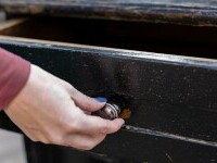 Și-a ţinut fetiţa ascunsă într-un sertar timp de 3 ani. Copila, care nu a văzut lumina zilei, arăta ca un bebeluş de 7 luni